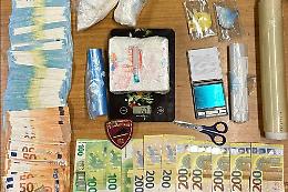 Un "bazar" di droga e contanti in centro città: la scoperta shock in un appartamento privato