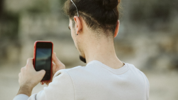 Filmare un'aggressione può costare caro: le implicazioni giuridiche di un gesto apparentemente passivo