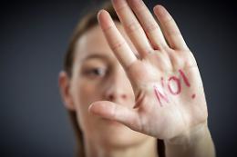Un mazzo di fiori per dire stop alla violenza sulle donne