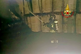 Incendio nella notte a Trino: stabilimento avvolto dalle fiamme
