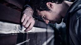 Il dramma di Marco: un figlio spezzato dalla violenza, una madre uccisa, un futuro da ricostruire