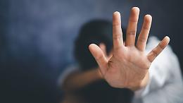 Il Palazzo Comunale si accende di rosso contro la violenza di genere