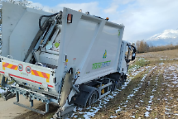 Strade da incubo in Canavese: camion dei rifiuti finisce in un campo
