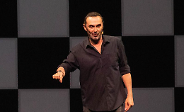 Giuseppe Giacobazzi al Teatro Concordia: “Il pedone” e la vita come una partita a scacchi