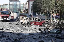 Notte di paura: incendio distrugge veicoli e costringe all'evacuazione di una palazzina