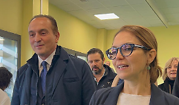 Cirio siede nei letti dei pazienti dell'ospedale e stringe mani: "dov'è Armando?" (FOTO)
