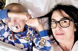 La forza di Alice, una mamma che lotta tra il cancro del figlio e le difficoltà con l'Inps