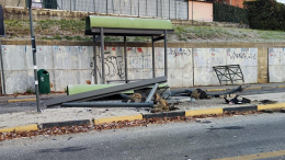 Auto distrugge pensilina dell’autobus a Collegno: incidente sfiora la tragedia