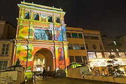 Moncalieri si trasforma in una fiaba di luci: la magia del Natale che racconta la storia della città (FOTO)