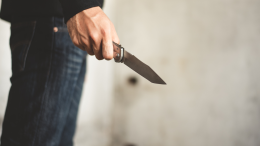 60enne con un coltello aggredisce forze dell'ordine e passanti. Fermato dai Carabinieri