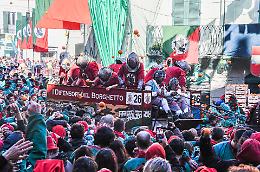 Il Carnevale di Santhià prende un sacco di soldi e a Ivrea restano solo le briciole