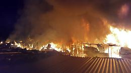 Incendio e paura tra i nomadi: le fiamme distruggono una baracca