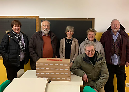 I volontari donano 4 computer alla scuola svaligiata dai ladri in Canavese