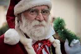 Da senza tetto a simbolo della festa: il Babbo Natale più famoso d’Italia è di Chivasso