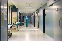 Non ce l'ha fatta l'artigiano caduto dalla scala: è morto in ospedale a Torino