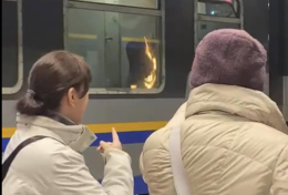 Folle gesto sul treno Susa-Torino: incendiati due vagoni, panico tra i passeggeri 