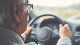 Pensionato alla guida colpisce in pieno un pilomat