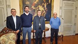 Un artigiano simbolo del Made in Italy nel Presepe: il dono a Monsignor Repole
