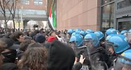 Corteo Pro Palestina: gli studenti prendono d'assalto il Politecnico di Torino