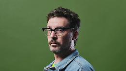 Willie Peyote torna a Sanremo: il rap e l’ironia conquistano l’Ariston
