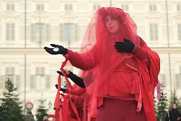 Misteriose figure rosse nel centro di Torino