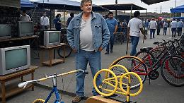 Biciclette rubate e televisori in vendita: il mercatino della refurtiva che sfida la legge ogni sera!