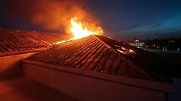 Incendio a Santena: il tetto di una villetta in fiamme, due persone intossicate