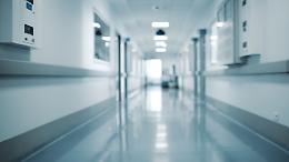 Torino sotto shock: bambina travolta da un armadio in ospedale, indagini in corso!