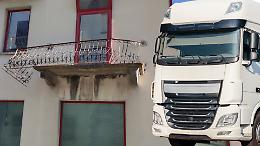 Camion abbatte un balcone in Canavese, il sindaco chiede lo stop ai Tir in paese: "Già 4 morti!"