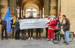 Babbo Natale e l'assegno da 28,5 milioni: la protesta dei radicali in Piemonte