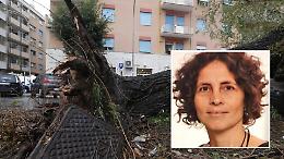 Crolla un albero al parco, muore una mamma sotto gli occhi dei tre figli