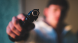 Pistola in faccia alla direttrice delle Poste: colpo da 50 mila euro