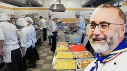 A Natale gli studenti di Torino preparano 600 pasti caldi per i senzatetto di tutta la città