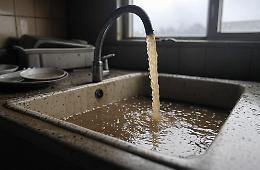 Acqua contaminata nelle case popolari ATC: fango e odori nauseabondi dai rubinetti