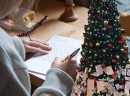 “Caro Babbo Natale vorrei…”: i sogni e le emozioni prendono vita tra i rami scintillanti del grande albero della stazione di Porta Nuova