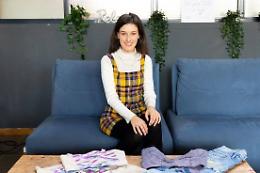 Giulia Salsi, 21 anni, incanta Bergamo con una sfilata di 27 abiti di moda sostenibile