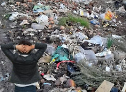 Una “discarica personale” nell’area industriale di Montanaro: plastica, rifiuti alimentari, gomme e materiali di ogni genere abbandonati  