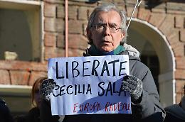 Torino si mobilita per Cecilia Sala: il giornalismo non è un reato