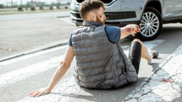 Automobilista 86enne investe motociclista e fugge: denunciato per omissione di soccorso