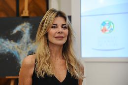 Alba Parietti travolta sugli sci: "Quei ragazzi spericolati mi hanno usata come un paletto umano" (VIDEO)