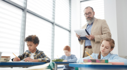 Insegnante di religione precario ottiene 73mila euro: un risarcimento storico contro l’abuso