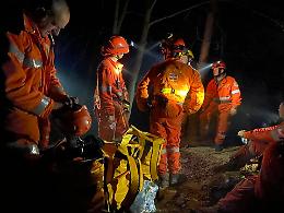 Capodanno in fiamme a Cumiana: domato un vasto incendio boschivo grazie ai volontari AIB e Vigili del Fuoco