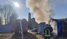 Esplosione all’ecocentro: un petardo tra i rifiuti elettronici scatena l’incendio
