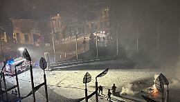Nichelino in fiamme: devastata la piazza del Municipio nella notte di Capodanno 