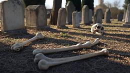 Scoperta scioccante al Cimitero Monumentale: ossa e ricordi dei defunti abbandonati