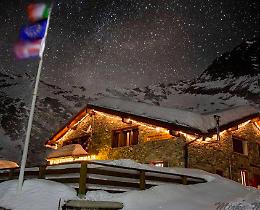 Incendio al Rifugio Città di Ciriè: evacuati trenta ospiti al Piano della Mussa, paura durante le vacanze natalizie
