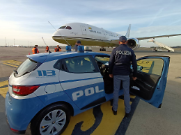 Rubano occhiali, profumi e limoncello: arrestati in aeroporto a Caselle Torinese