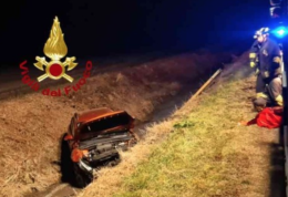 Auto finisce fuori strada all'alba: i vigili del fuoco salvano il conducente precipitato nel canale