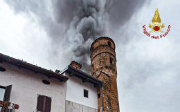 Incendio in via Taraglio a Montanaro: tetto devastato, evacuati gli inquilini