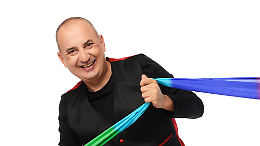 Una serata magica: Marco Aimone incanta il teatro Pavarotti